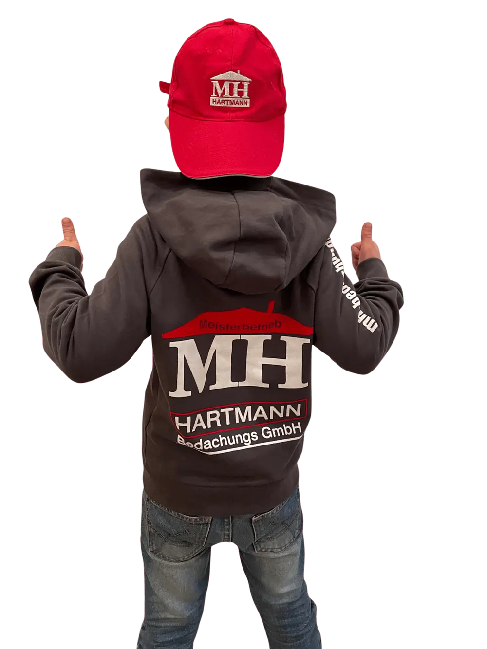 Kind in roter Mütze und grauem Kapuzenpullover mit „HARTMANN Bedachungs GmbH“-Logo.
