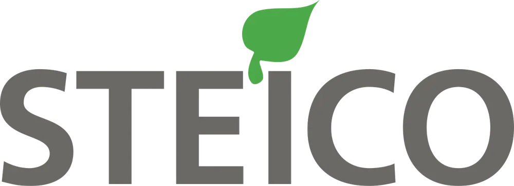 Graues STEICO-Logo mit einem grünen Blatt über dem Buchstaben I.
